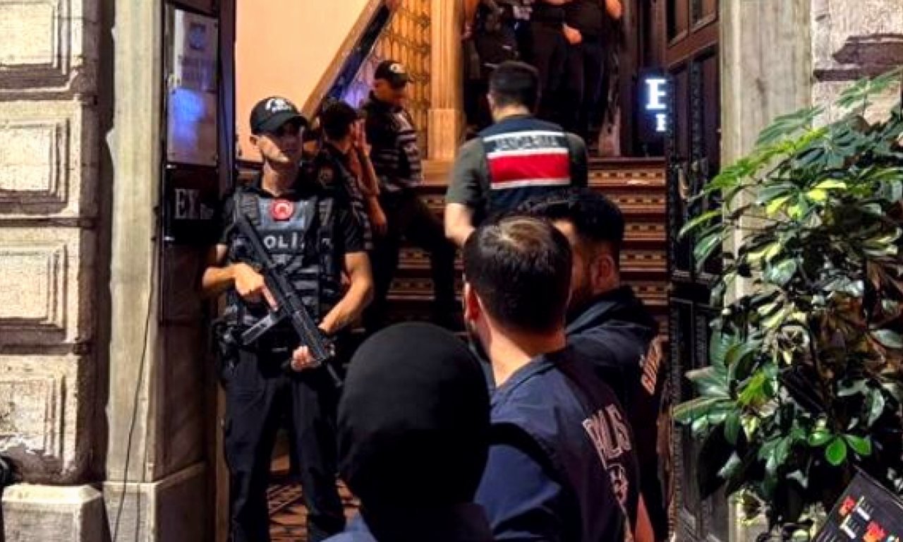 Sebze ve meyve halinde üst üste dizilmiş taze ürün kasaları ve depo alanı