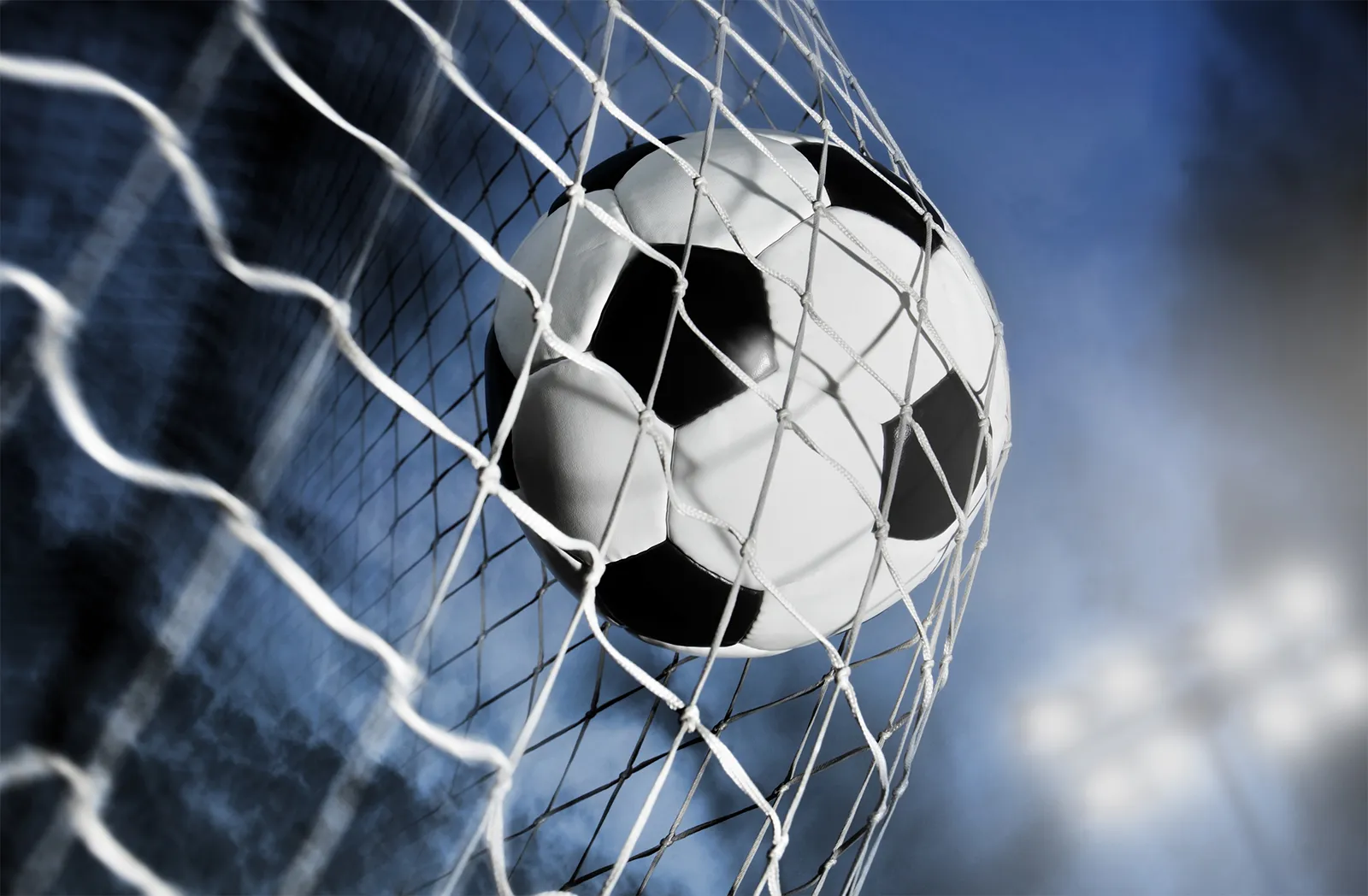Süper Lig değerlendirmesinin yapıldığı modern spor yayın stüdyosu görünümü
