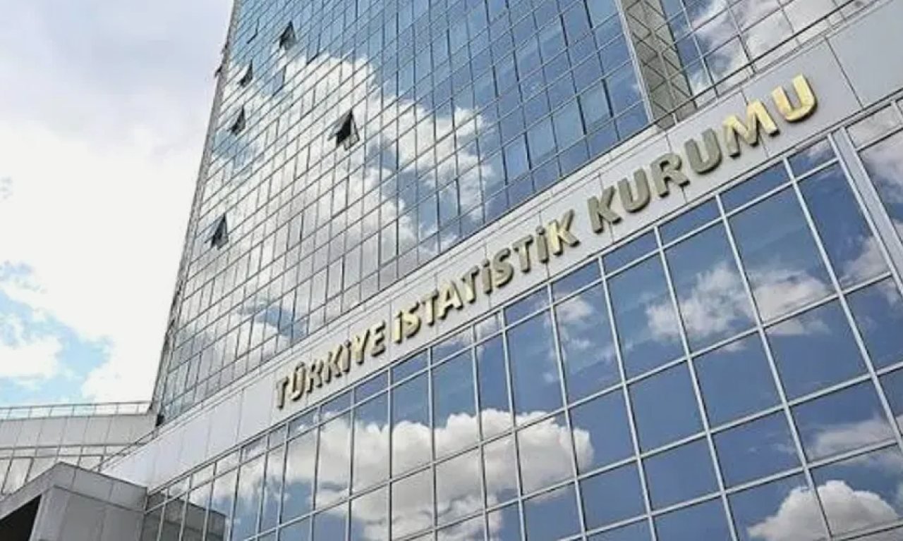 Masa üzerinde duran resmi atama kararları evrakı ve dolma kalem