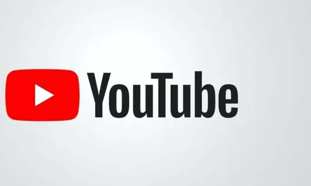 YouTube izleme geçmişi kapatma ayarlarını gösteren teknolojik çalışma masası ve akıllı telefon