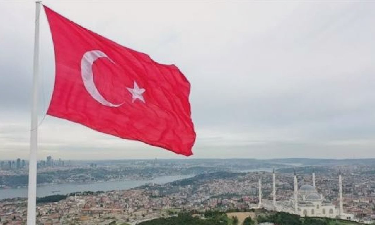 2027-2029 kamu yatırımları rehberini temsil eden modern raylı sistemler ve yenilenebilir enerji altyapısı görseli.