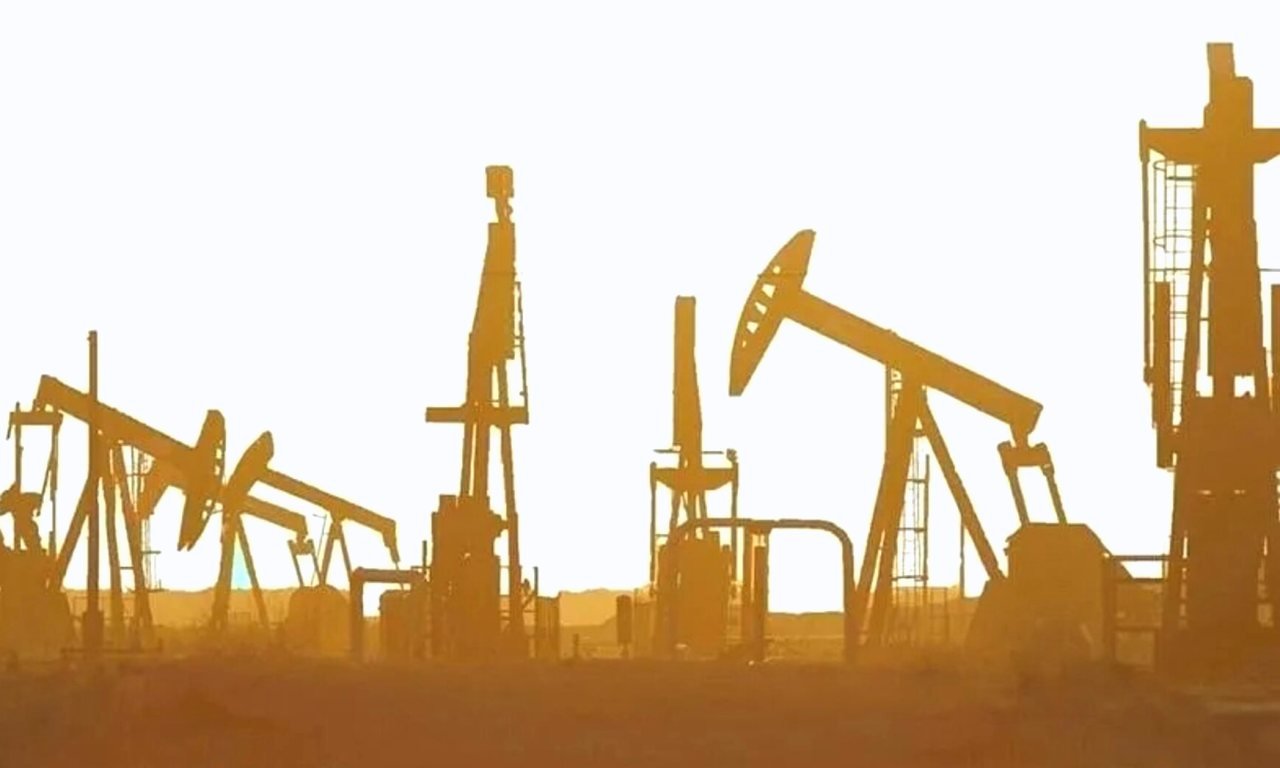 Gün batımı ışığında görünen detaylı bir petrol rafinerisi ve boru hatları sanayi tesisi