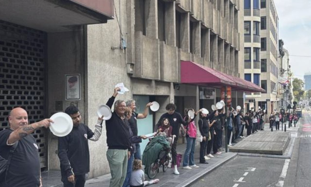 Belçikada artan gıda yardımı ihtiyacına boş tabaklarla protesto — Detaylar haberde