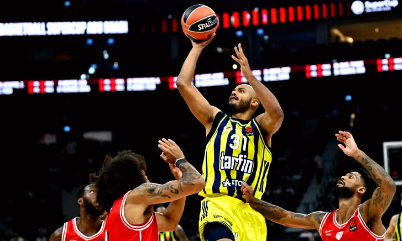 Basketbol Avrupa Ligi Süper Kupa maçının oynandığı kapalı spor salonu ve pota altı mücadelesi