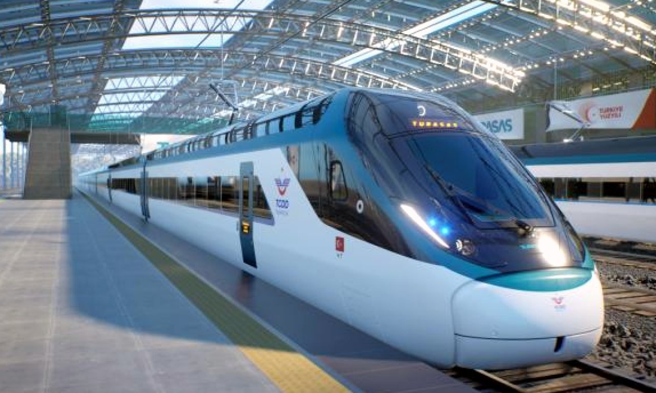 Üretim tesisinde raylar üzerinde duran yerli ve milli hızlı tren seti.