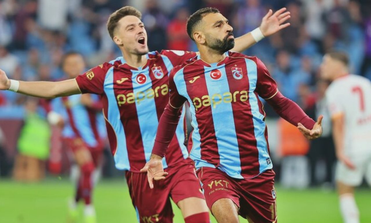 Gece ışıklandırılmış stadyum ve yeşil futbol sahası genel görünümü