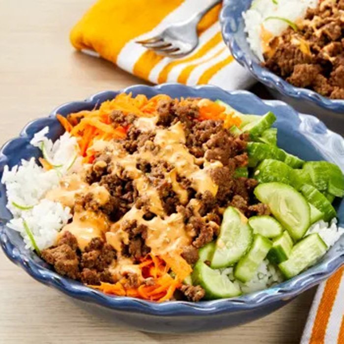 Sriracha Mayo, Havuç ve Salatalık Turşusu ile Dana Banh Mi Kaseleri