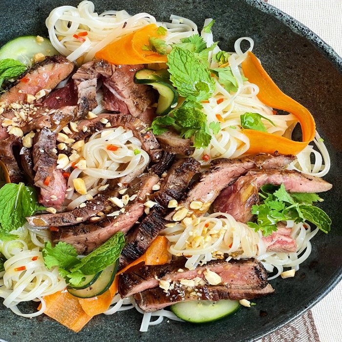 Biftek ve Vietnam şehriye salatası